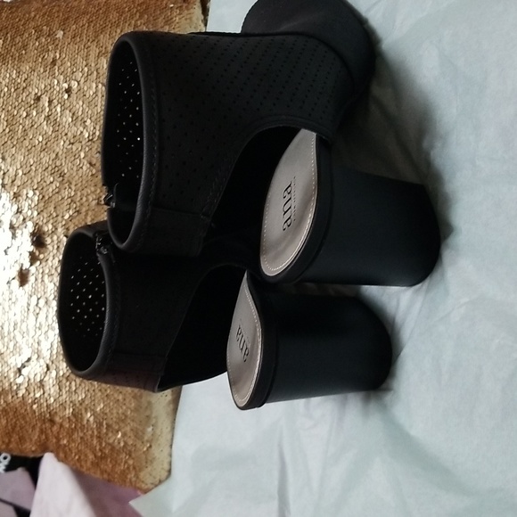 a.n.a A New Approach Laser Cutout Black Peep Toe Ankle Booties size 10 - Picture 3 of 6